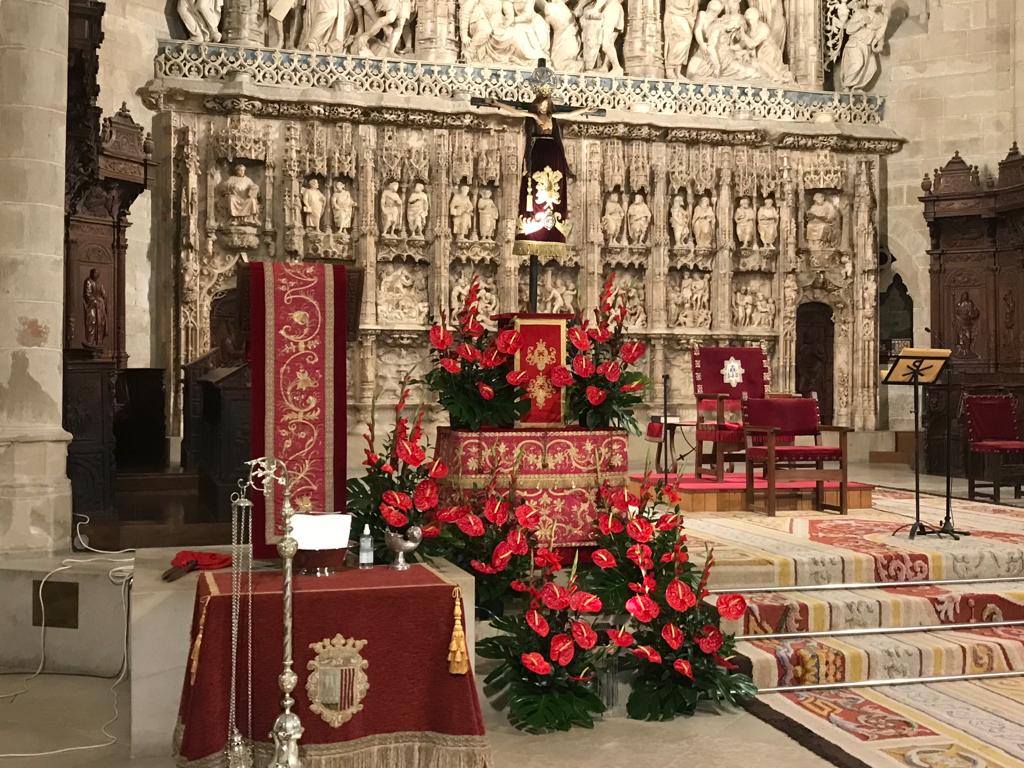 El Santo Cristo de los Milagros, presidiendo el altar mayor de la Catedral de Huesca el año pasado