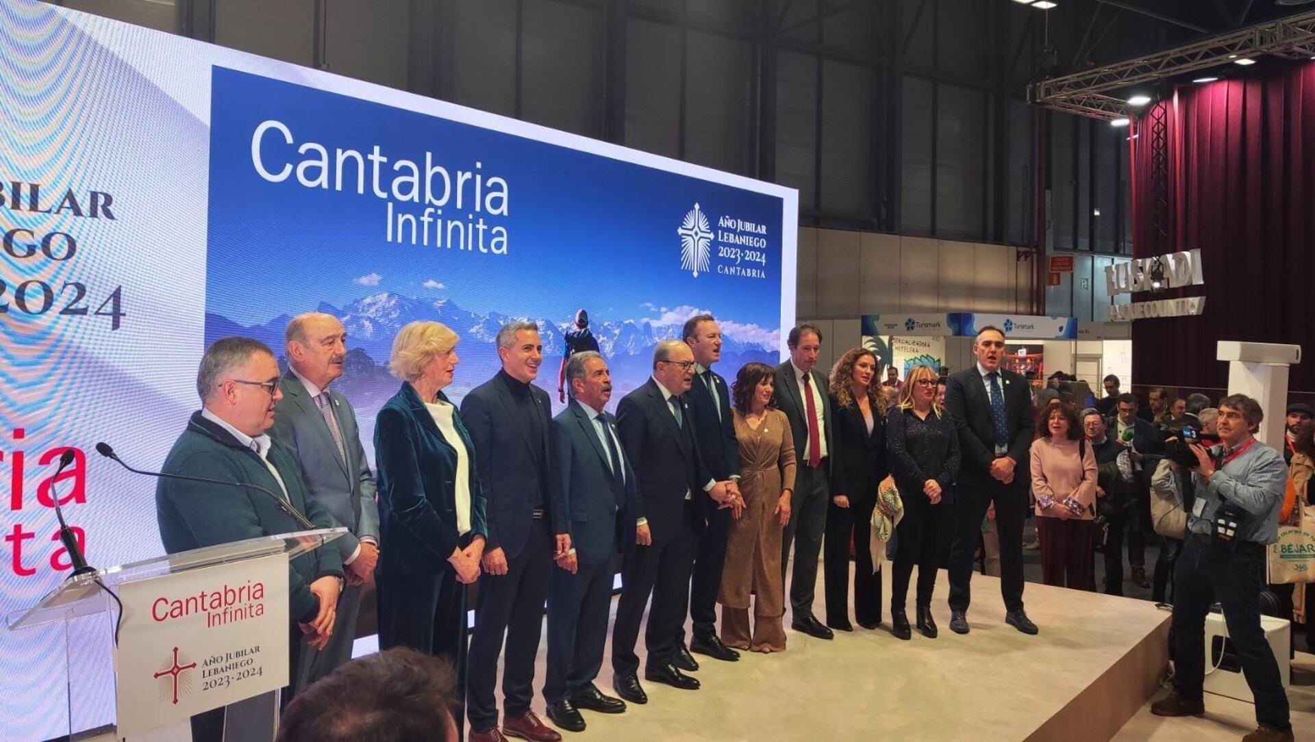 Representantes de Cantabria en el stand de FITURCULTURA ESPAÑA EUROPA CANTABRIA