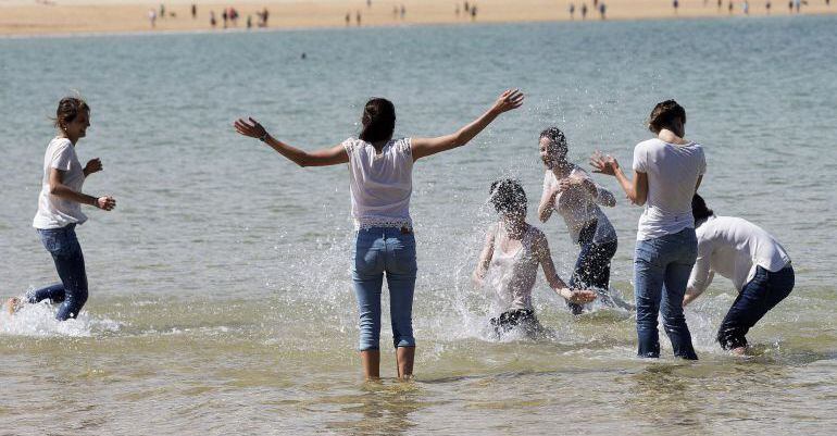 Un grupo de jóvenes disfruta en la playa de La Concha de San Sebastián. 