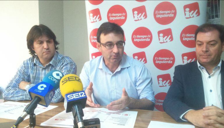 Daniel Martínez, coordinador regional de Izquierda Unida, en el centro de la imagen