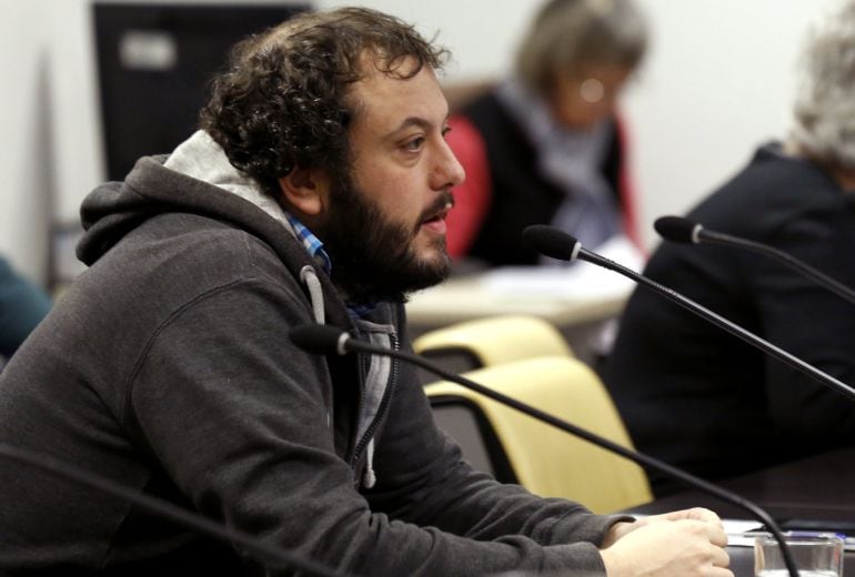 El concejal de Ahora Madrid Guillermo Zapata y durante la comparecencia de la delegada de Cultura del Ayuntamiento de Madrid