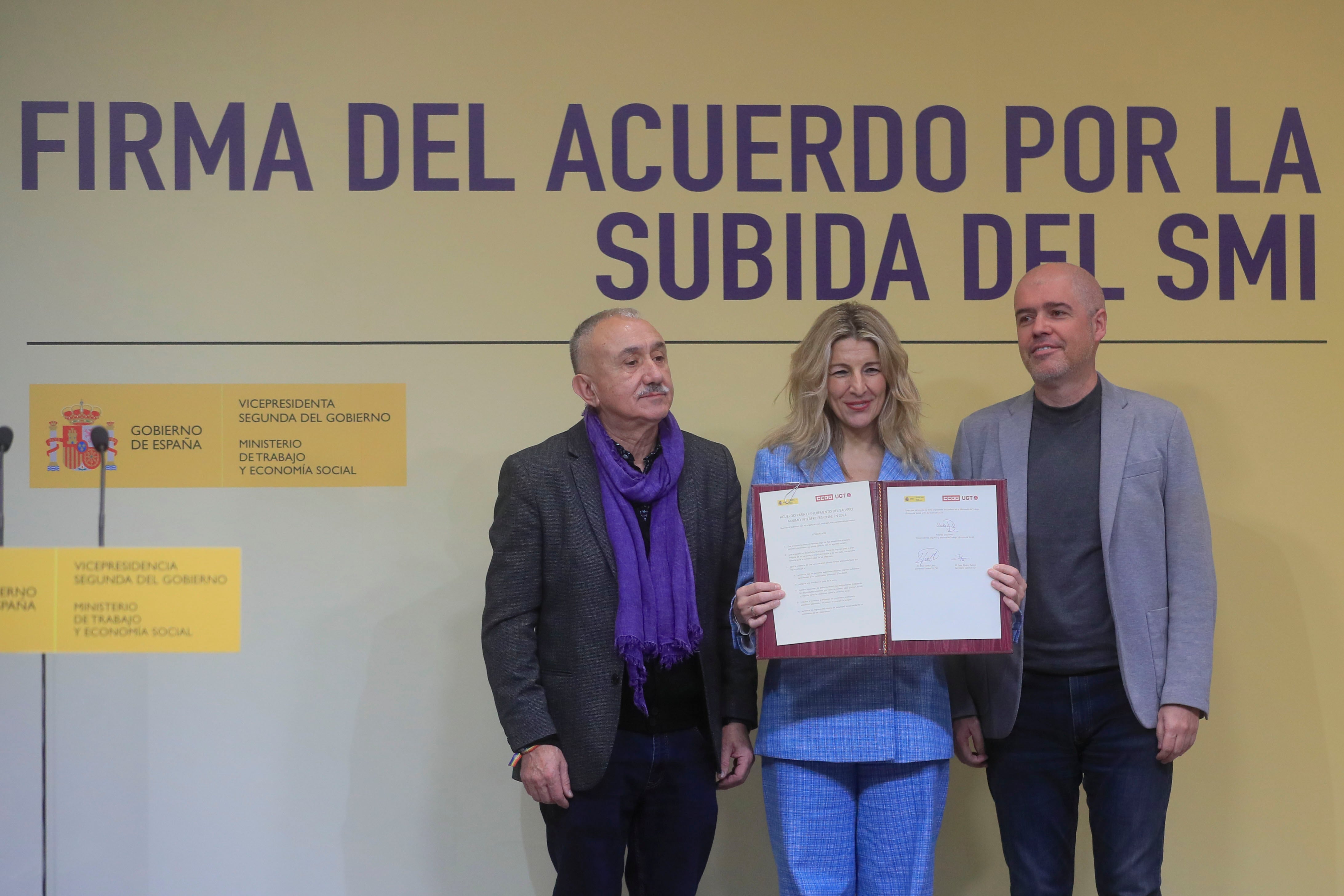 MADRID, 17/01/2024.- La vicepresidenta segunda del Gobierno y ministra de Trabajo y Economía Social, Yolanda Díaz (c), posa con los secretarios generales de CCOO, Unai Sordo (d), y UGT, Pepe Álvarez, este miércoles en Madrid después de la firma del acuerdo para la subida del 5 % del salario mínimo interprofesional (SMI) en 2024, que rechaza la CEOE y que lo sitúa en 1.134 euros brutos al mes en 14 pagas. EFE/ Fernando Alvarado
