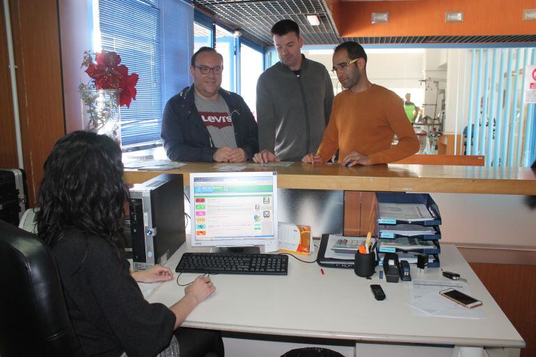 El concejal de Deportes, Manuel Guirado, presenta la Oficina Virtual en las instalaciones deportivas del municipio