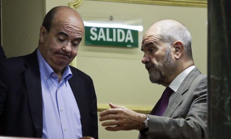 Los diputados socialistas Manuel Chaves y Gaspar Zarrías conversan durante el pleno del Congreso.