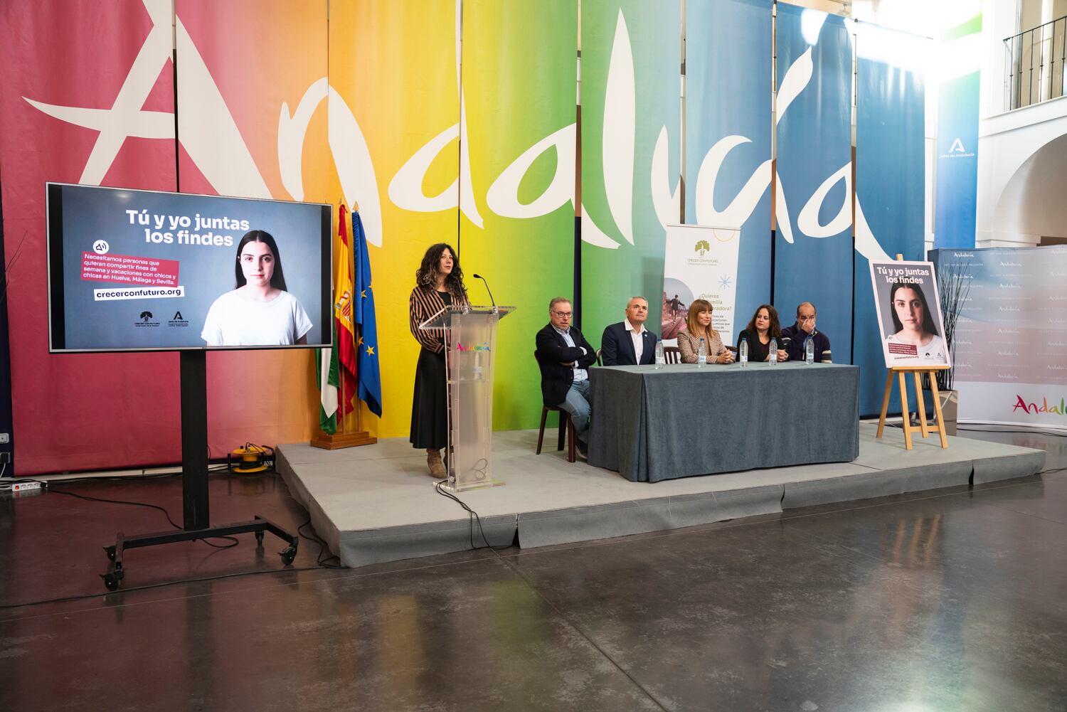 A la presentación de la iniciativa han acudido, entre otros, Ruth  Sarabia, delegada territorial de Inclusión Social y Luisa Bueno Gómez, trabajadora  social del programa de Familias Colaboradoras en Málaga