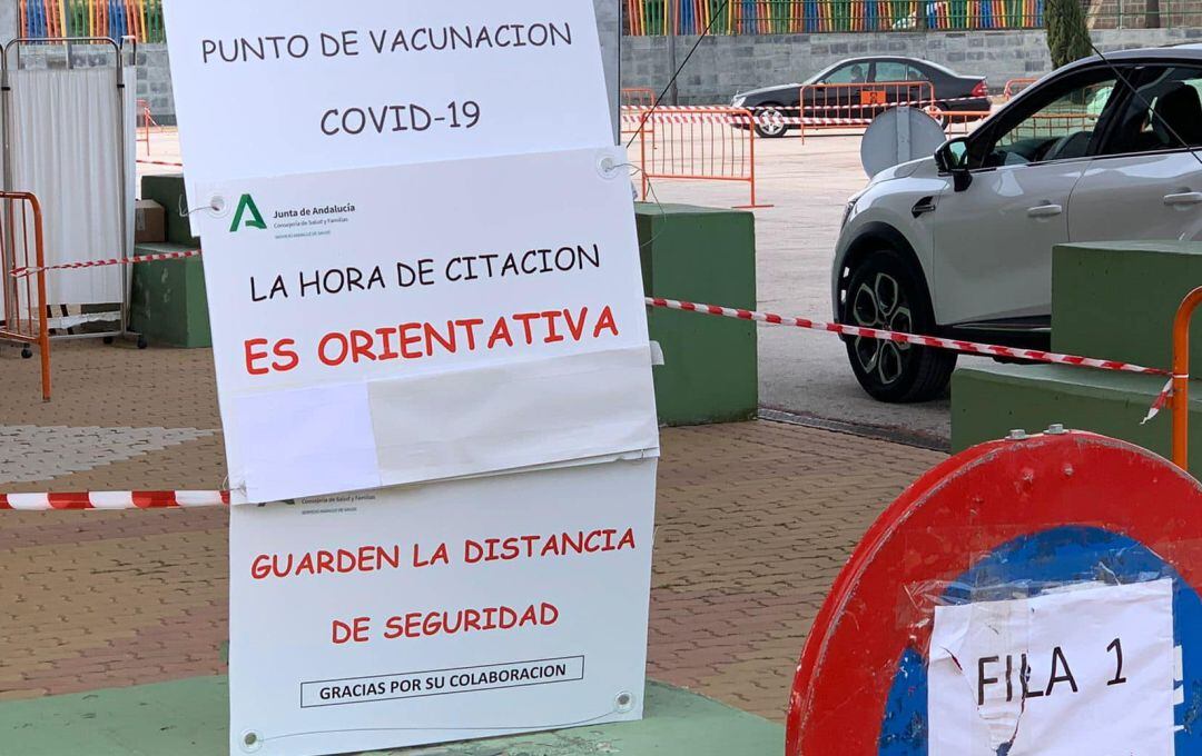 Carteles indicativos en un punto de vacunación Covid19 en la provincia.