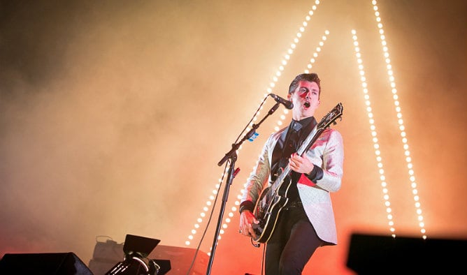 Alex Turner durante su actuación en el concierto que dio la banda británica en Zurich.