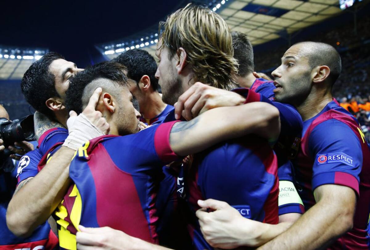 Los jugadores del Barcelona celebran el segundo gol de Luis Suárez que los acerca un poco más al triplete