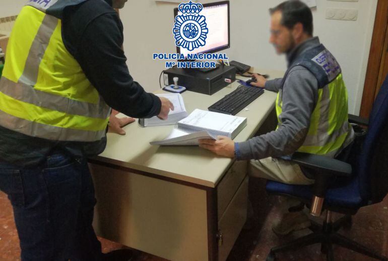 Los agentes instruyendo el atestado