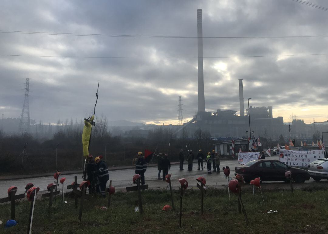 Los trabajadores de la contrata celebraron asambleas a las puertas de la térmica de Cubillos del Sil