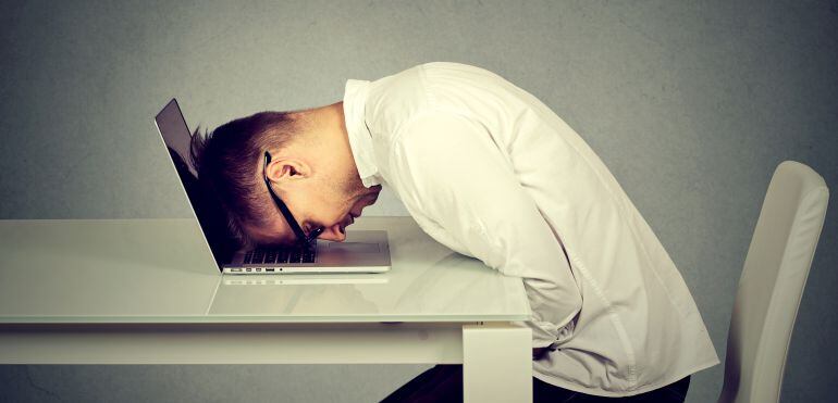 Un joven empresario se desespera por la lentitud de su ordenador portátil