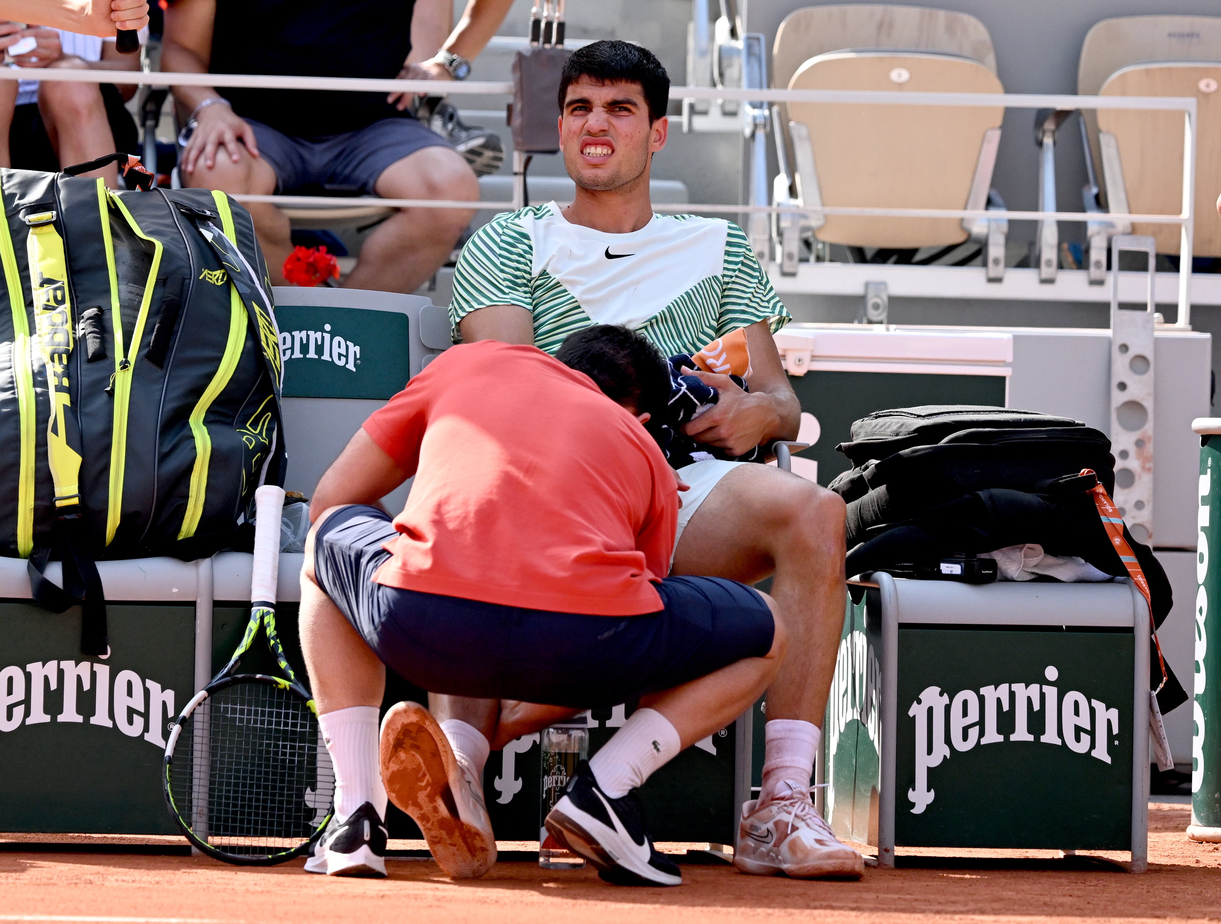 Carlos Alcaraz, tratado por su fisio en el partido frentre a Djokovic. EFE/EPA/CAROLINE BLUMBERG