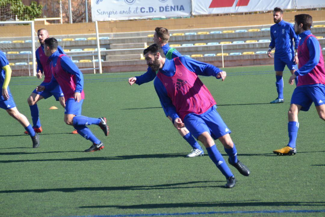 Jugadores del CD Dénia en un entrenamiento anterior.