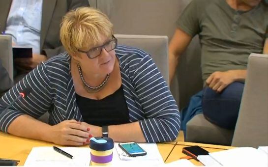 La líder del Partido Liberal noruego, Trine Skei Grande, siendo preguntada en la sesión del Parlamento, mientras en la pantalla se observa el juego Pokémon Go