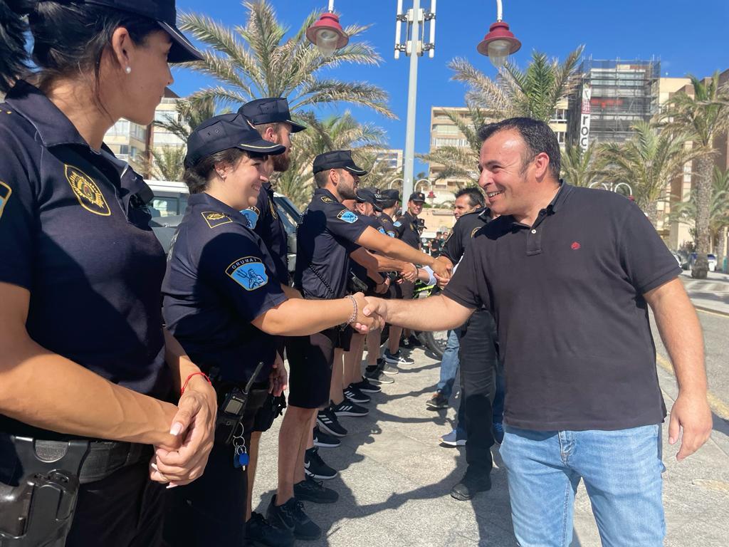 El edil de Seguridad Ciudadana, saludando a agentes de la Unidad Turística de la Policía Local de Elche
