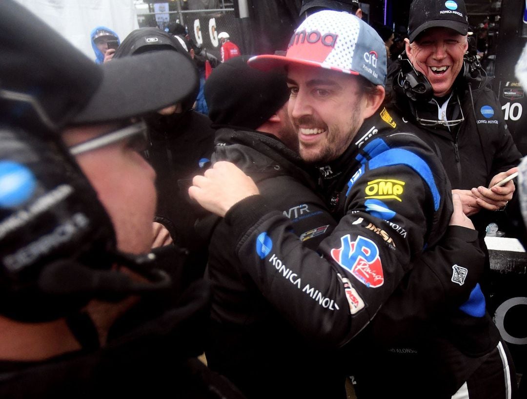 Fernando Alonso celebra su victoria en las 24 horas de Daytona.