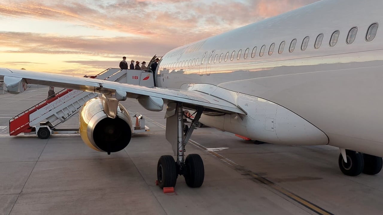 Viajeros suben a un avión