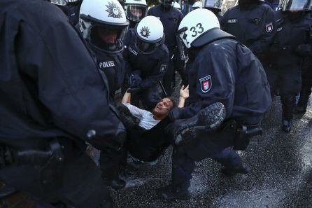 Policía alemana deteniendo a uno de los manifestantes.