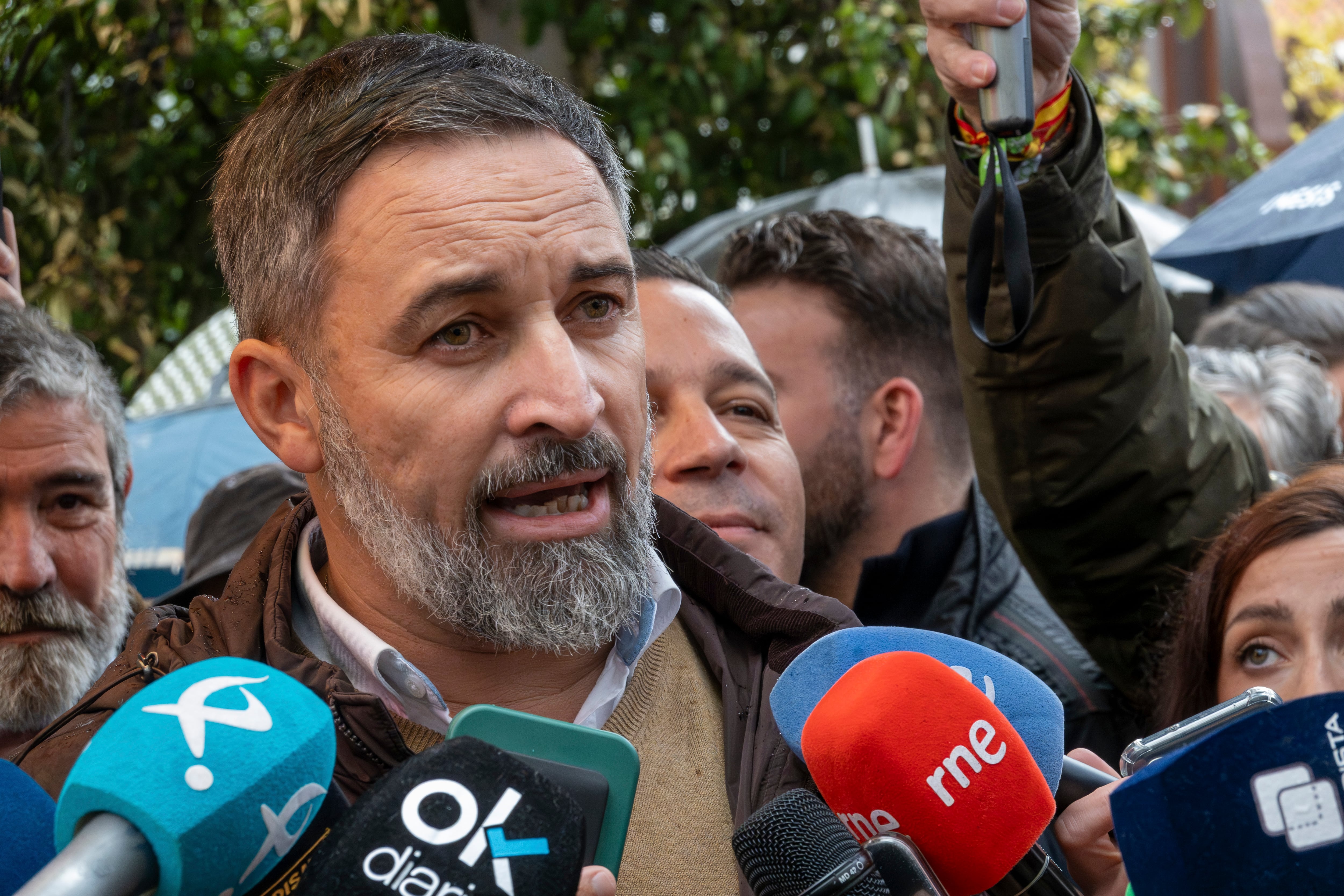 El presidente de Vox, Santiago Abascal, realiza declaraciones dentro de la campaña electoral de Extremadura en Miajadas (Cáceres). 