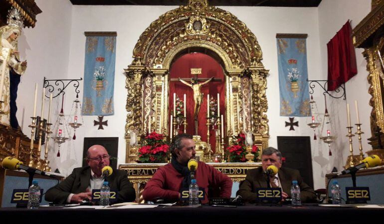 De izquierda a derecha, Miguel Campos, hermano mayor de la Vera Cruz de Coria del Río; Paco García, director de Cruz de Guía; y Manuel Ramírez, fiscal primero de la corporación coriana