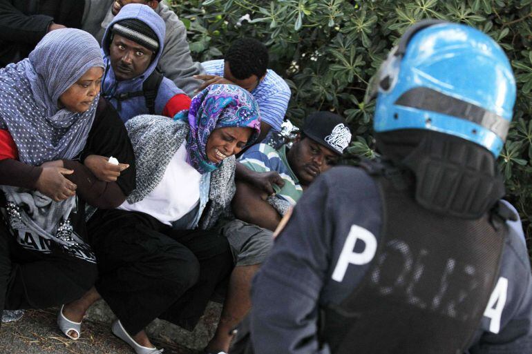 La policía italiana rodea a un grupo de inmigrantes en la frontera