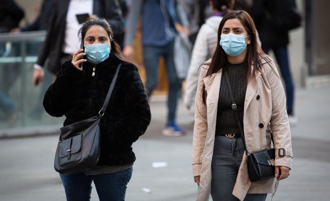 Dos mujeres con mascarilla en Barcelona ante el brote de coronavirus.