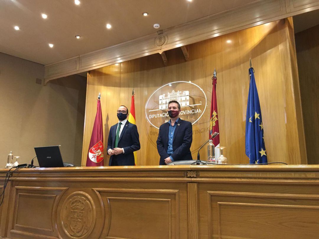 Fran Valera y Santiago Cabañero en la presentación del nuevo Plan de Obras y Servicios 2021 en la Diputación de Albacete. 