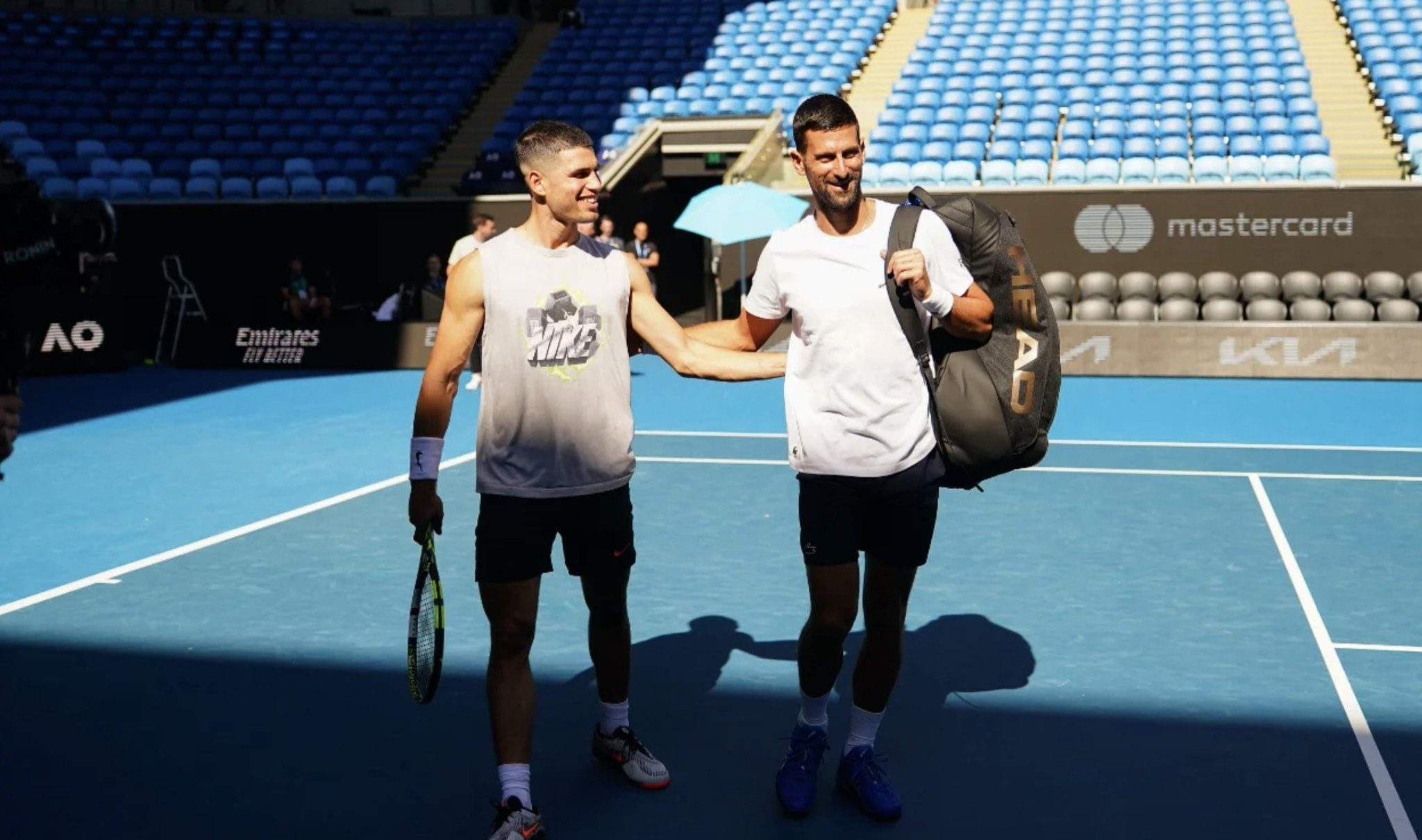 Carlos Alcaraz y Novak Djokovic entrenan juntos en la pista central del Open de Australia