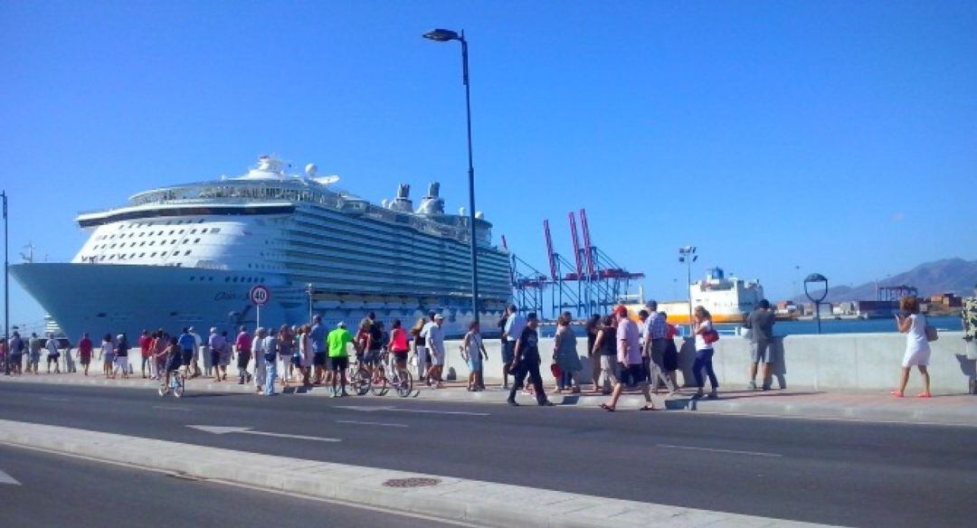 Colas en el puerto de Málaga para ver Oasis of the Seas ( Archivo) 