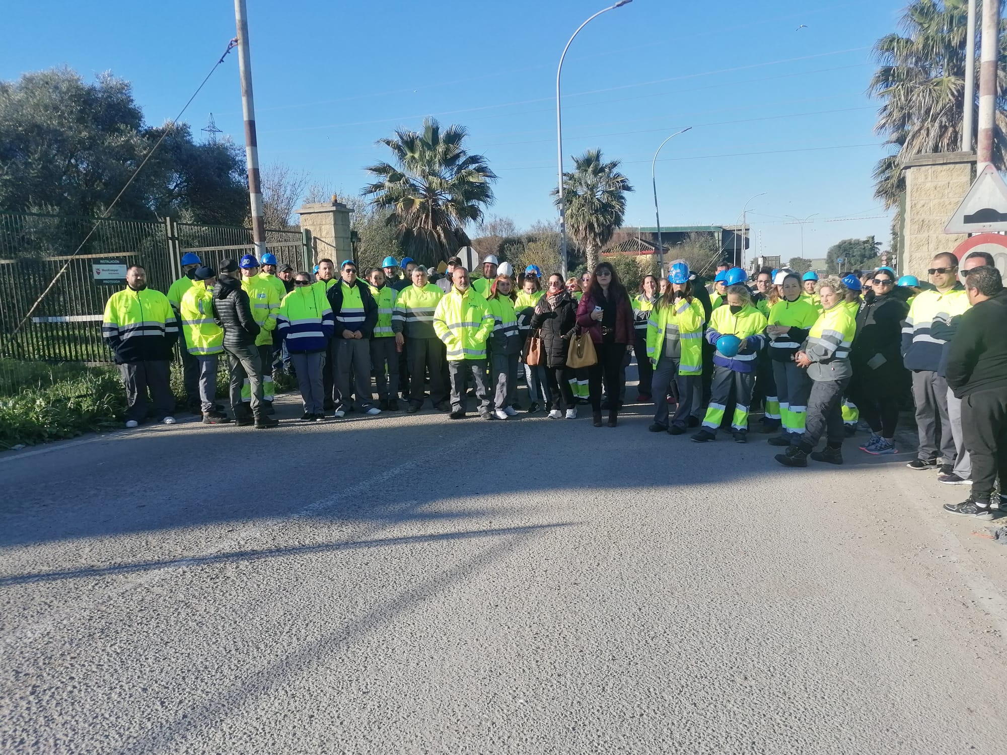 Los trabajadores de Las Calandrias se han concentrado a las puertas de la planta