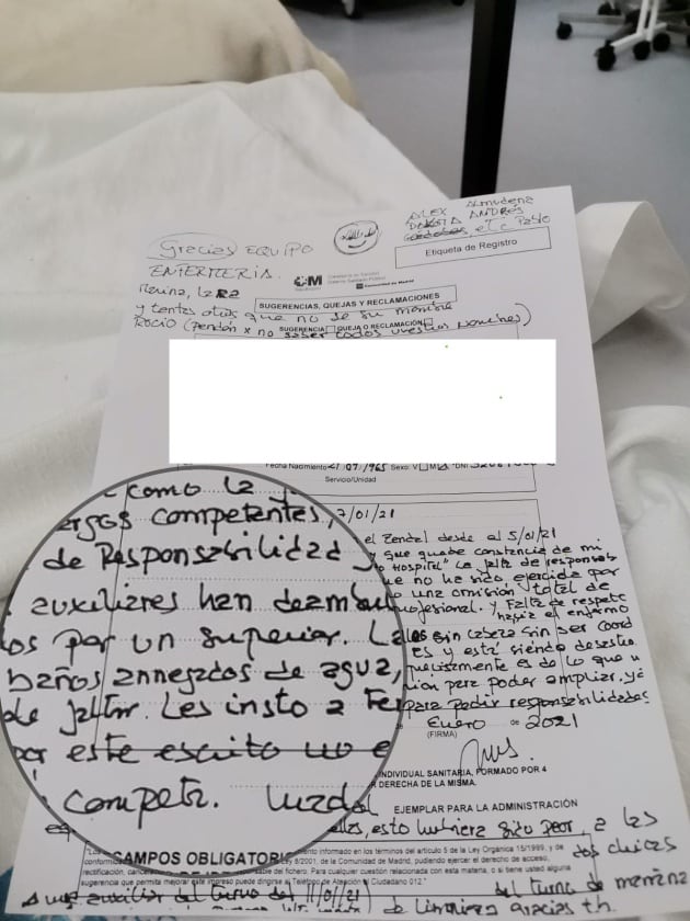 Detalle de la reclamación interpuesta por Carmen Jiménez, en la que agradece el esfuerzo del personal, y denuncia deficiencias como los &quot;baños anegados de agua&quot;