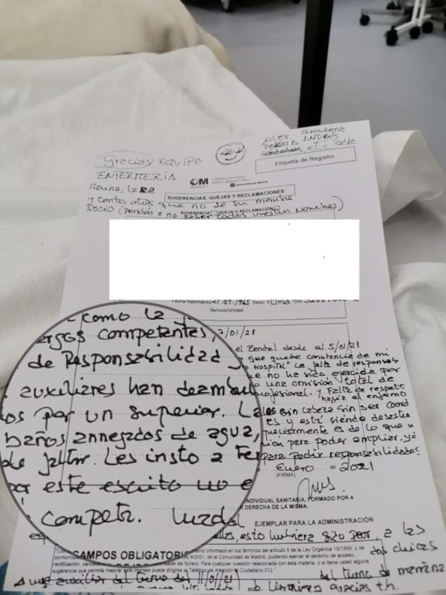 Detalle de la reclamación interpuesta por Carmen Jiménez, en la que agradece el esfuerzo del personal, y denuncia deficiencias como los "baños anegados de agua"