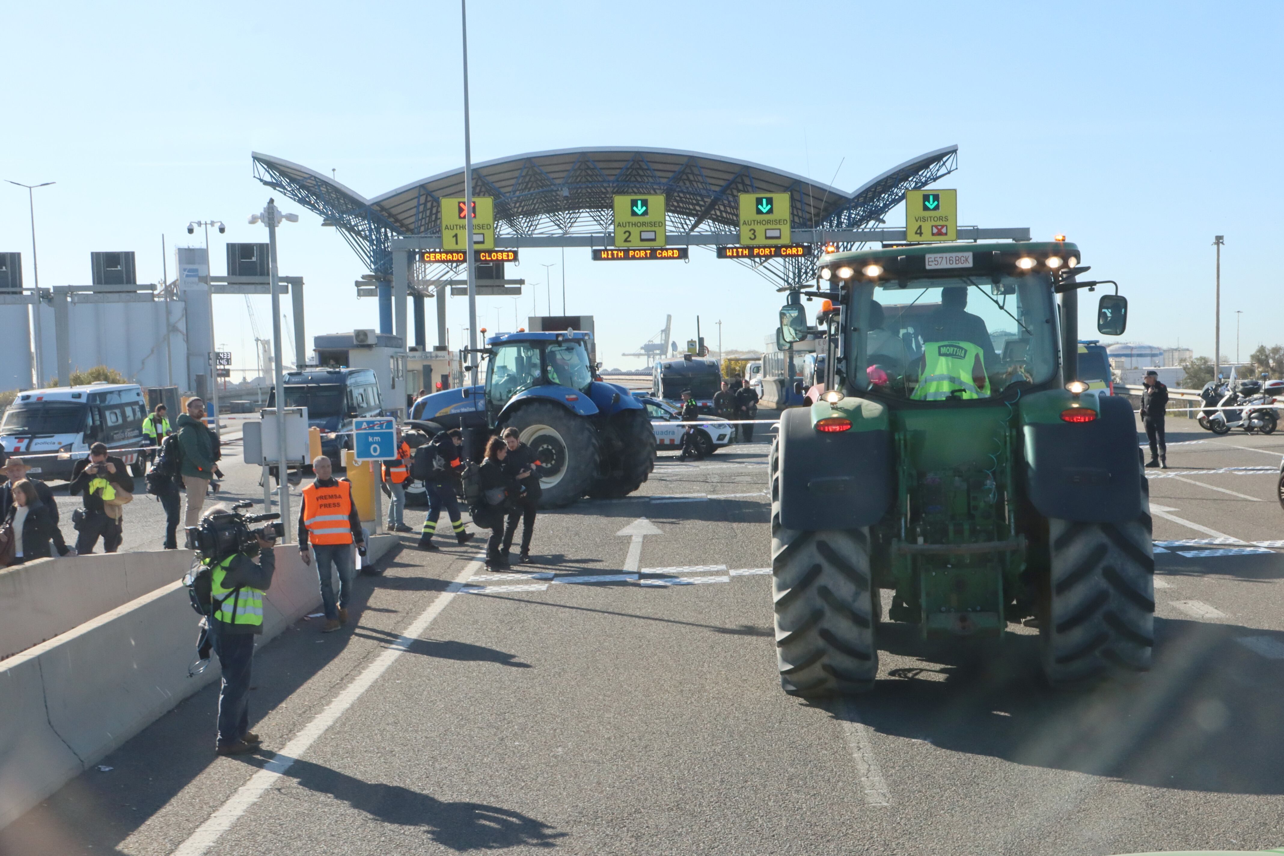 Camions tallant els accessos al Port