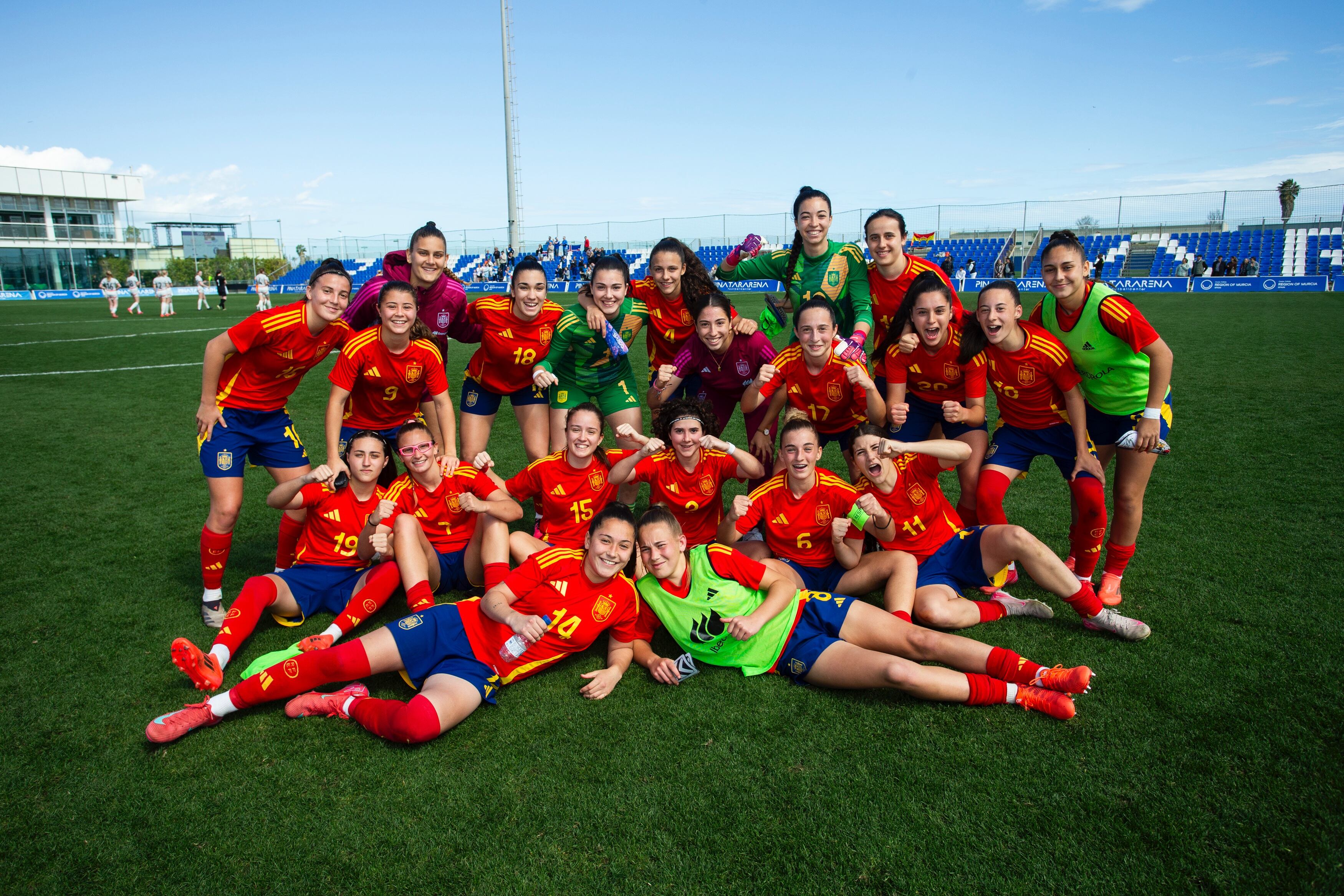 Foto de equipo al término del partido