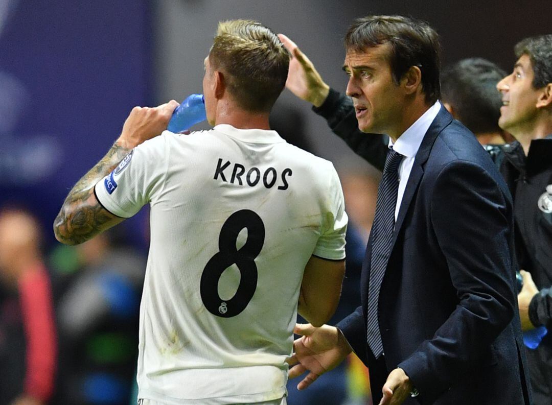 Kroos y Lopetegui hablan durante un partido