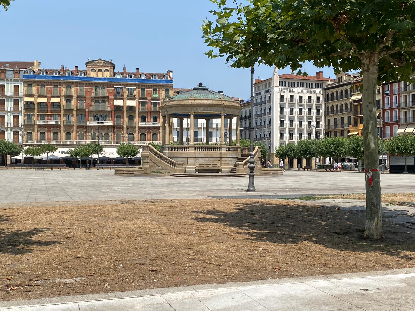 La Plaza del Castillo prácticamente vacía a medio día por las altas temperaturas