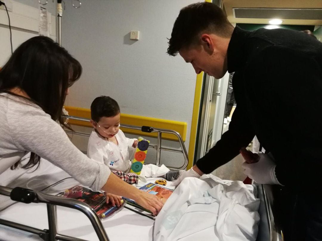 Señé entrega un regalo a uno de los niños enfermos