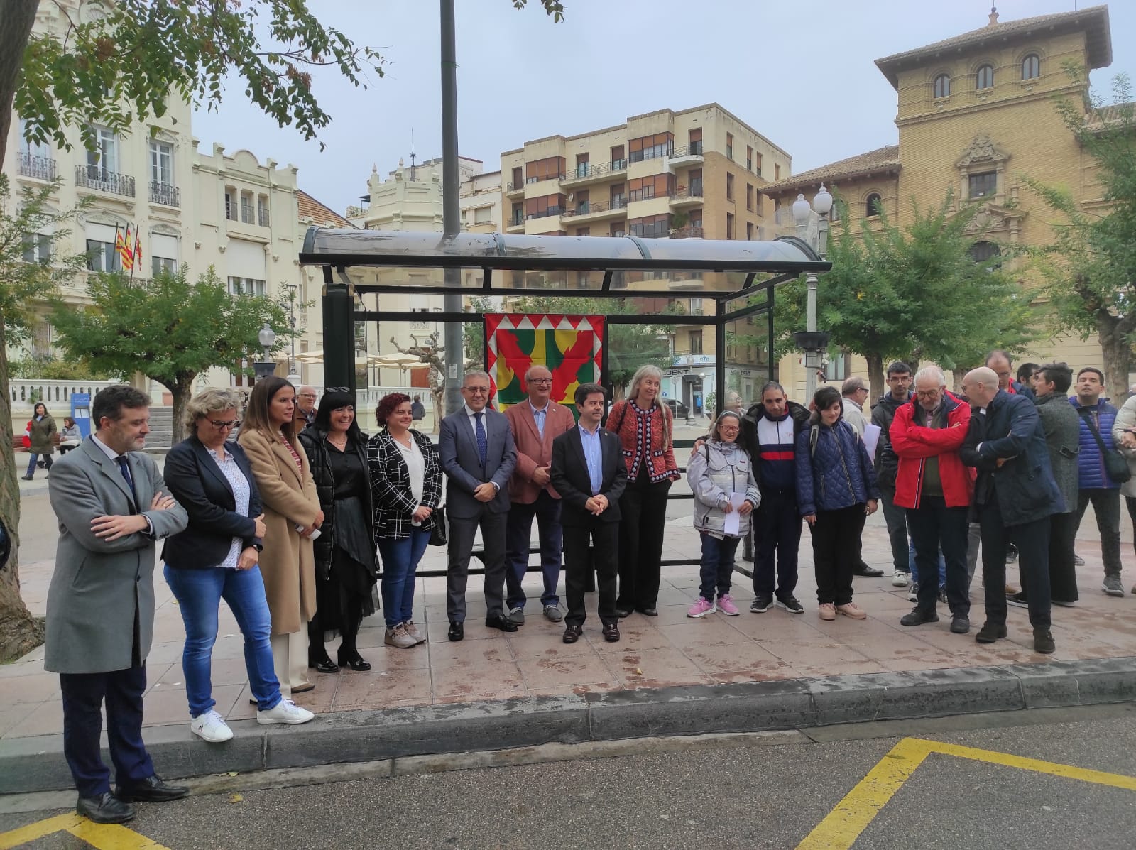 Responsables de Huesca Más Inclusiva en el acto de presentación de los carteles