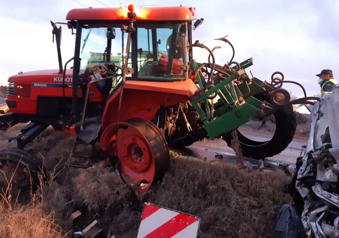 Imagen del siniestro entre un tractor y un turismo que se producía poco antes de las 8 de la mañana de este lunes 