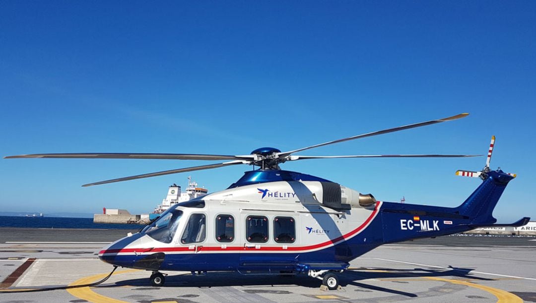 Uno de los helicópteros que realiza el transporte entre Algeciras y Ceuta.