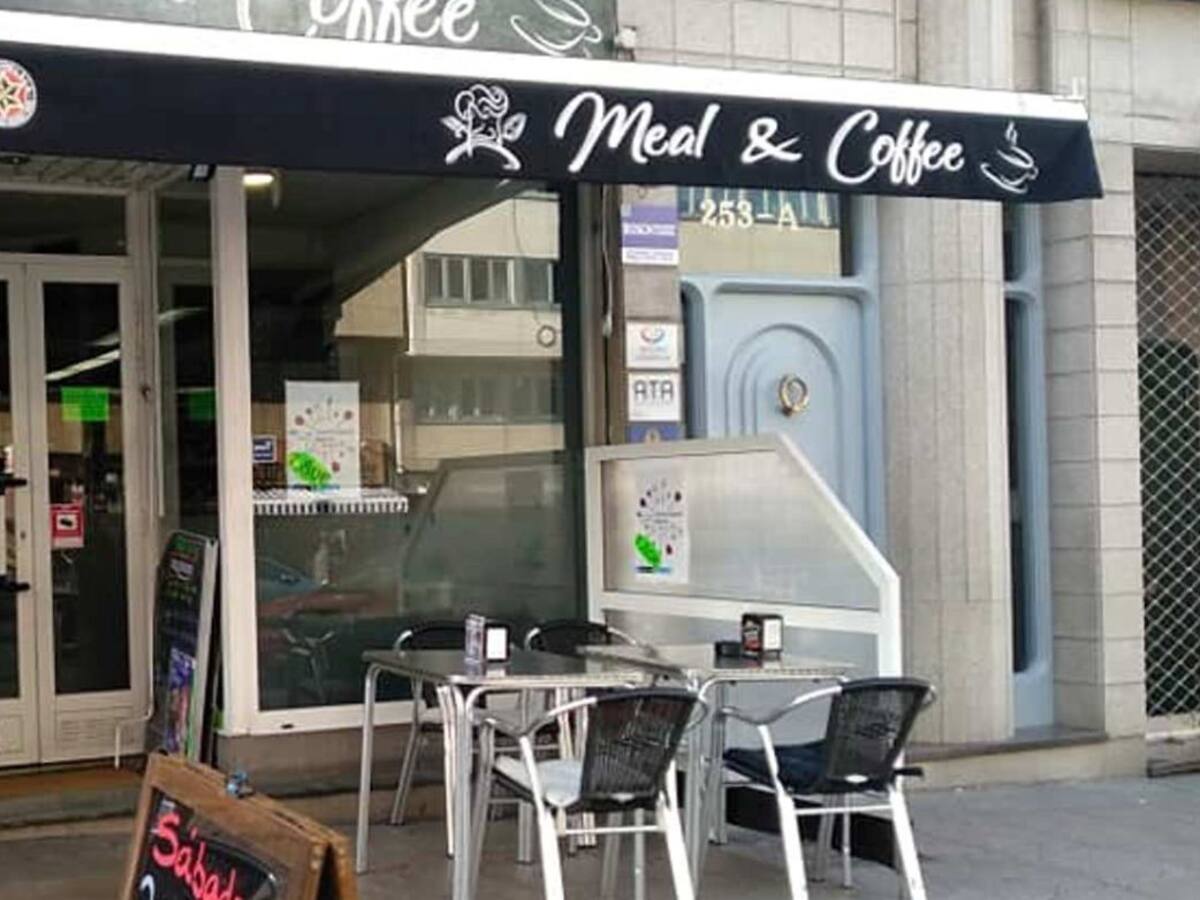 El dueño de un local con recogida de comida denuncia que la Policía le manda cerrar