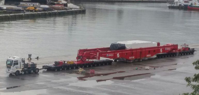 El megacamión mide cerca de 100 metros, lo que equivale a un campo de fútbol, con una anchura de 6,54 metros