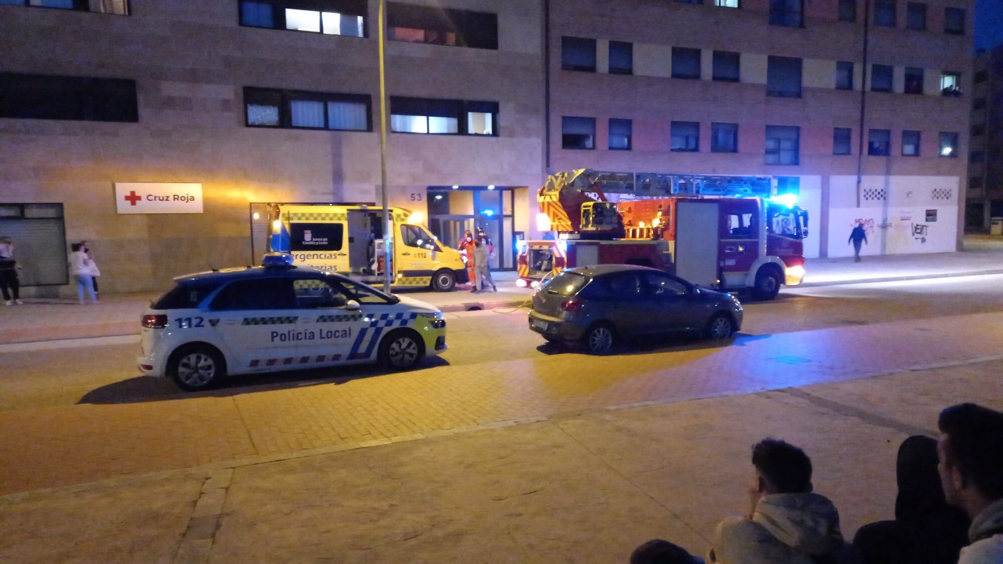 Bomberos, Policía y emergencias sanitarias en el portal del edificio donde se ha producido el incendio