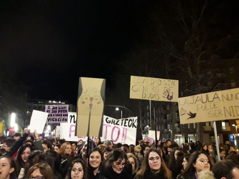 Miles de mujeres volvieron a salir a la calle en la manifestación de la tarde que recorrió el centro de Vitoria