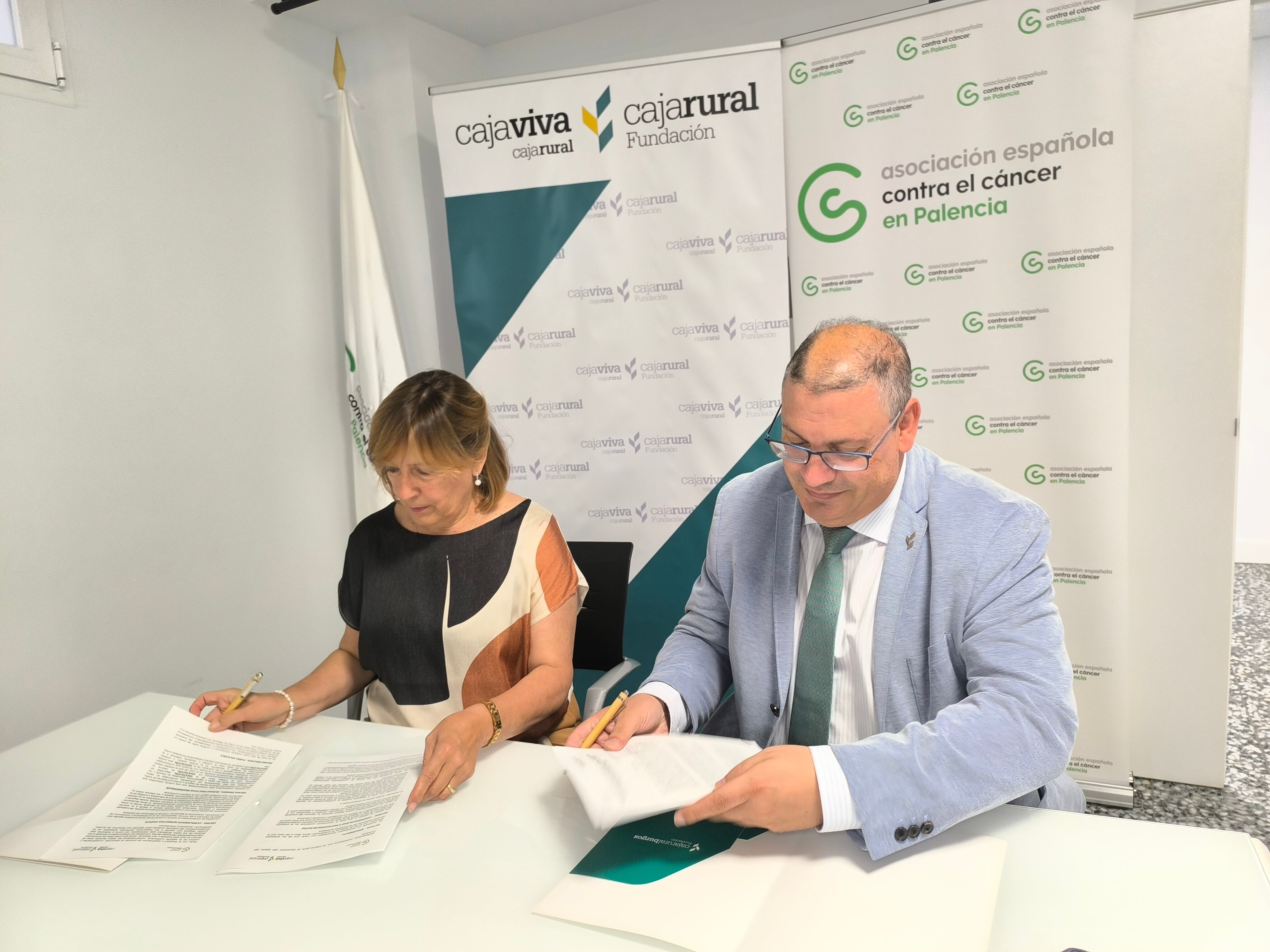 Rosa Andrés, de la AECC de Palencia y Germán martínez de Fundación Caja Rural firman el convenio de colaboración