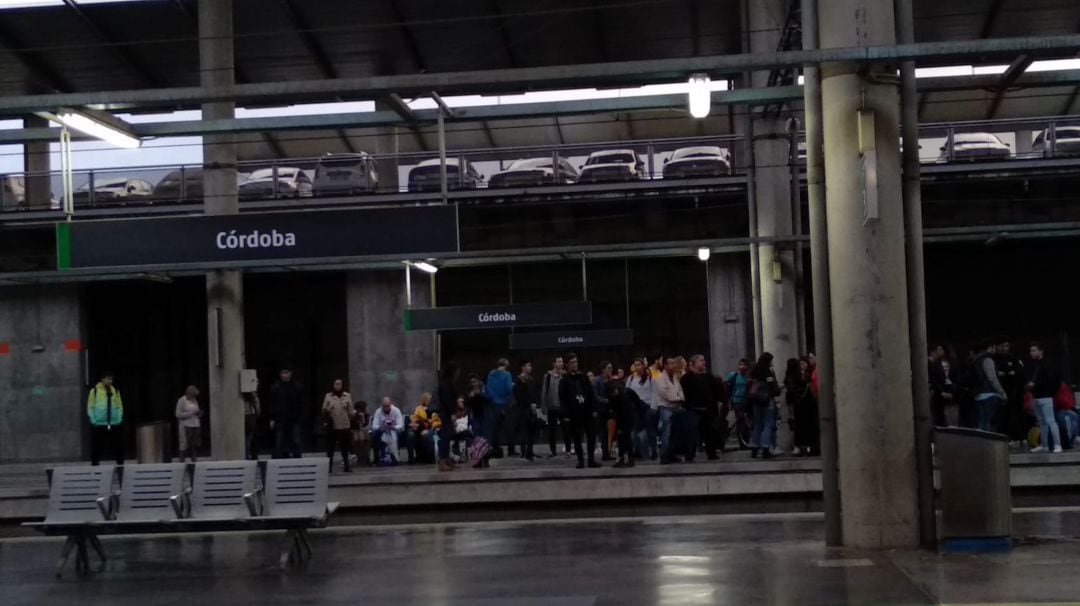 Pasajeros esperando el tren hacia Rabanales