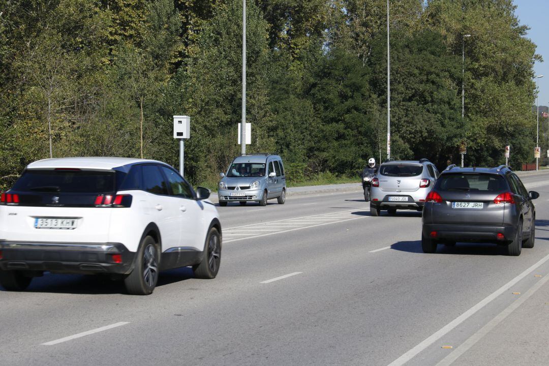 Pla general del radar del pont de Fontajau amb diferents vehicles circulant en els dos sentits de la via el 25 d'octubre de 2018 (Horitzontal)