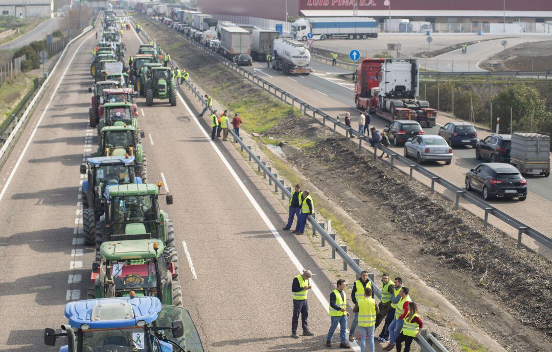 Los agricultores de Jaén paralizan un carretera como protesta