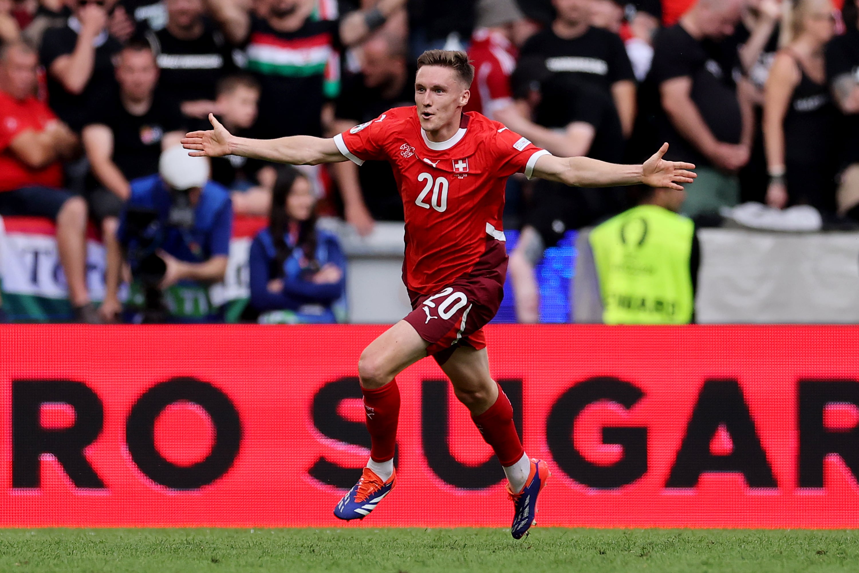 Michel Aebischer celebra su gol en la Eurocopa ante Hungría