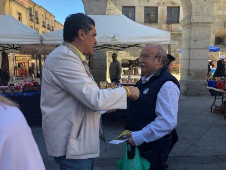 Pedro Pascual (i), repartiendo propaganda electoral en el Mercado Chico